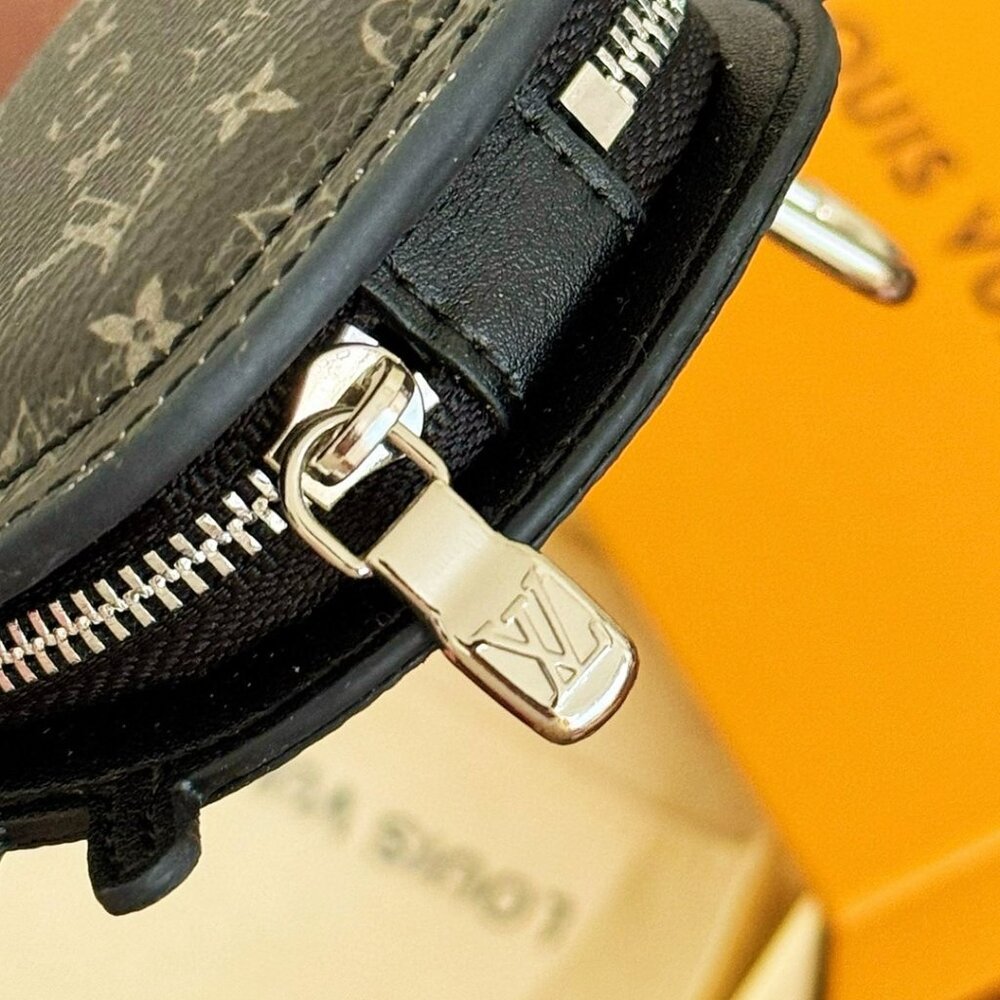 Louis Vuitton Monogram Eclipse Crab Key Chain/Cha… - image 5